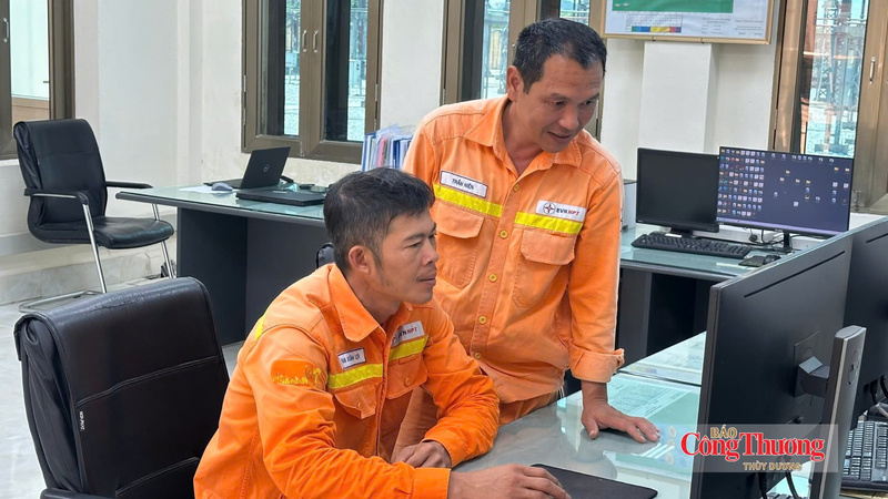 Ông Hoàng Xuân Lợi, Trưởng kíp trạm 220kV Phủ Lý trong ca trực.