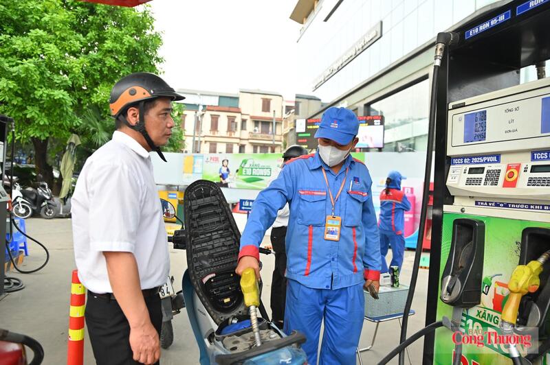 Giá xăng dầu đồng loạt giảm từ 15 giờ ngày 25/6. Ảnh: Nam Nguyễn