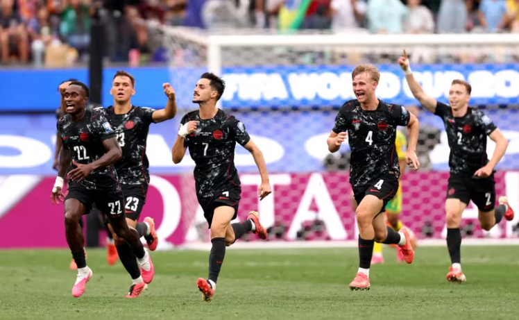 Canada giành quyền vào vòng giành quyền vào vòng 1/16 sau chiến thắng trước Nam Phi. Ảnh: FIFA.