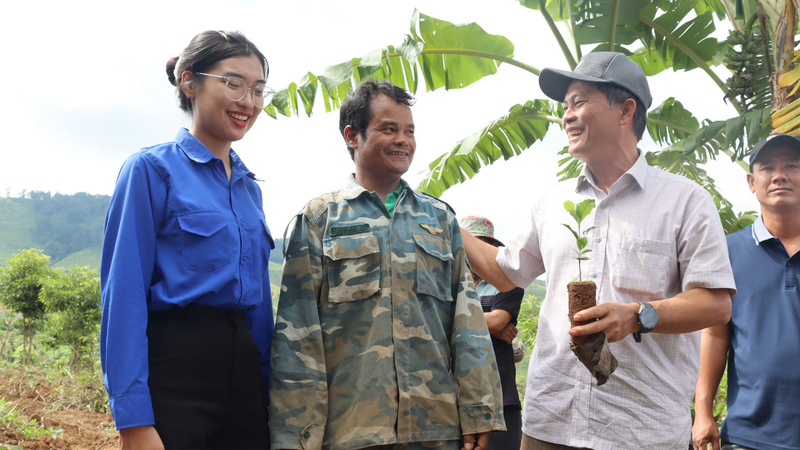 Ông Võ Trung Mạnh, Bí thư Đảng ủy xã Tu Mơ Rông tận tay trao cây giống và hướng dẫn người dân xã mình trồng theo đúng kỹ thuật. Ảnh: Tu Mơ Rông