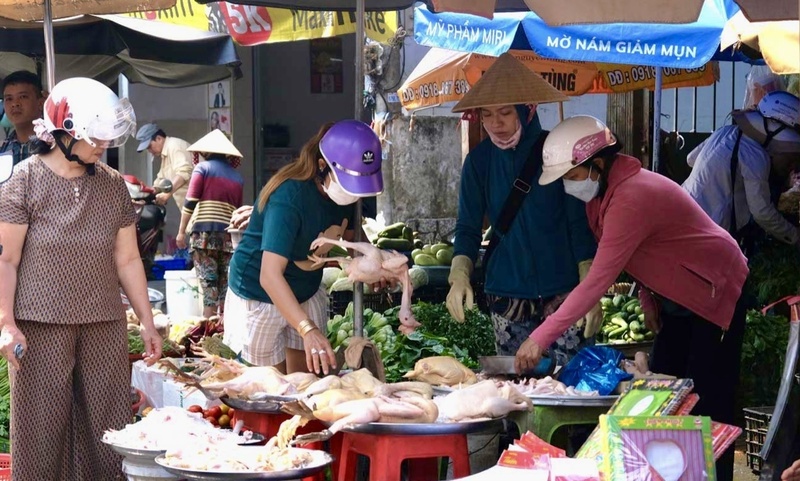 Ban Quản lý chợ có thể xây dựng mô hình chợ truyền thống văn minh, hiện đại và dễ tiếp cận hơn các sạp hàng đều được xác thực thông tin. Ảnh: Phong Linh.