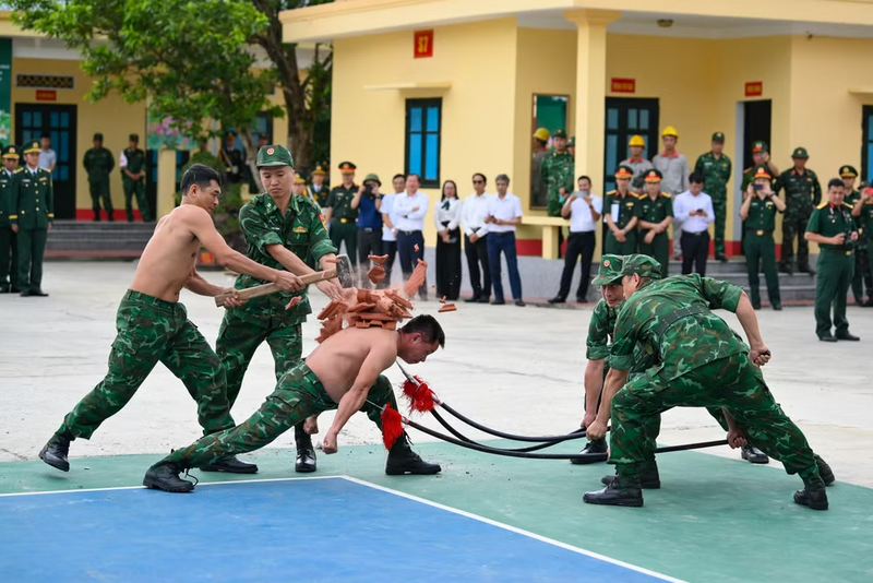 Màn trình diễn trong hoạt động giao lưu tại Đồn Biên phòng Cửa khẩu Thanh Thủy trước giờ G. Ảnh BTC