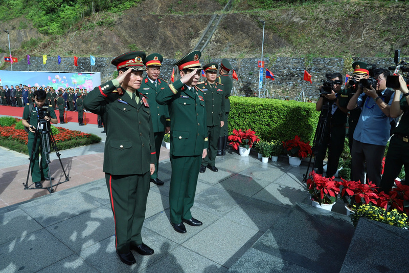 Đại tướng Phan Văn Giang và Đại tướng Khăm Liêng - Ụ Thạ Cay Sỏn chào hiệu lệnh bên cột mốc chủ quyền. Ảnh: Ngọc Lâm