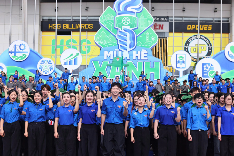 Các đội hình tiêu biểu giơ cao ngọn cờ tình nguyện, thể hiện sự quyết tâm, ý chí, cống hiến, khát vọng của tuổi trẻ Thủ đô. Ảnh: Đức Vũ