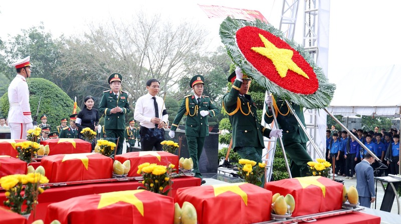 Phó Thủ tướng Nguyễn Văn Thắng và các đại biểu dâng hương, dâng hoa tưởng niệm các anh hùng liệt sĩ - Ảnh VGP/Đức Tuân