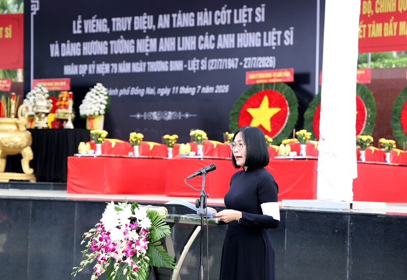 Phó Chủ tịch UBND thành phố Đồng Nai Nguyễn Thị Hoàng đọc điếu văn tại buổi lễ - Ảnh VGP/Đức Tuân