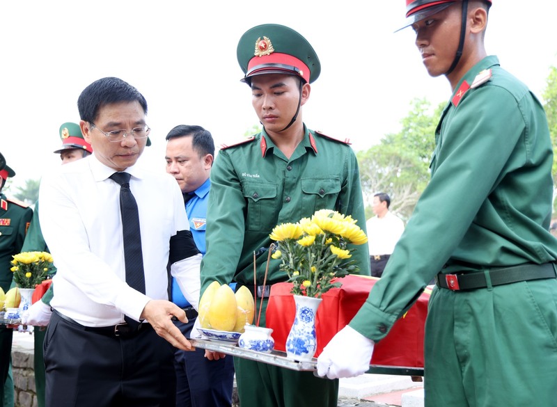 Phó Thủ tướng Nguyễn Văn Thắng và các đại biểu tiễn đưa anh linh các anh hùng liệt sĩ về nơi an nghỉ cuối cùng - Ảnh VGP/Đức Tuân