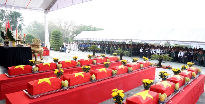 Phó Thủ tướng Nguyễn Văn Thắng và các đại biểu tưởng niệm các anh hùng liệt sĩ - Ảnh VGP/Đức Tuân