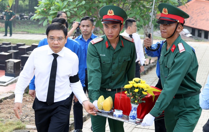 Phó Thủ tướng Nguyễn Văn Thắng và các đại biểu tiễn đưa anh linh các anh hùng liệt sĩ về nơi an nghỉ cuối cùng - Ảnh VGP/Đức Tuân