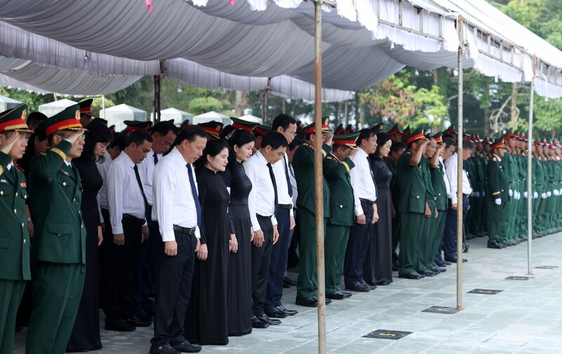 Phó Thủ tướng Nguyễn Văn Thắng và các đại biểu dành một phút mặc niệm tri ân các anh hùng liệt sĩ - Ảnh VGP/Đức Tuân