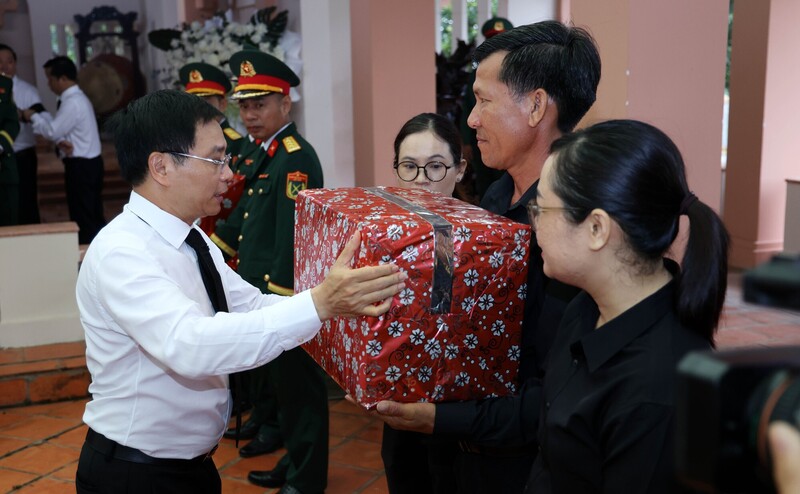 Phó Thủ tướng Nguyễn Văn Thắng tặng quà cho các lực lượng, đơn vị tham gia tìm kiếm hài cốt liệt sĩ - Ảnh VGP/Đức Tuân