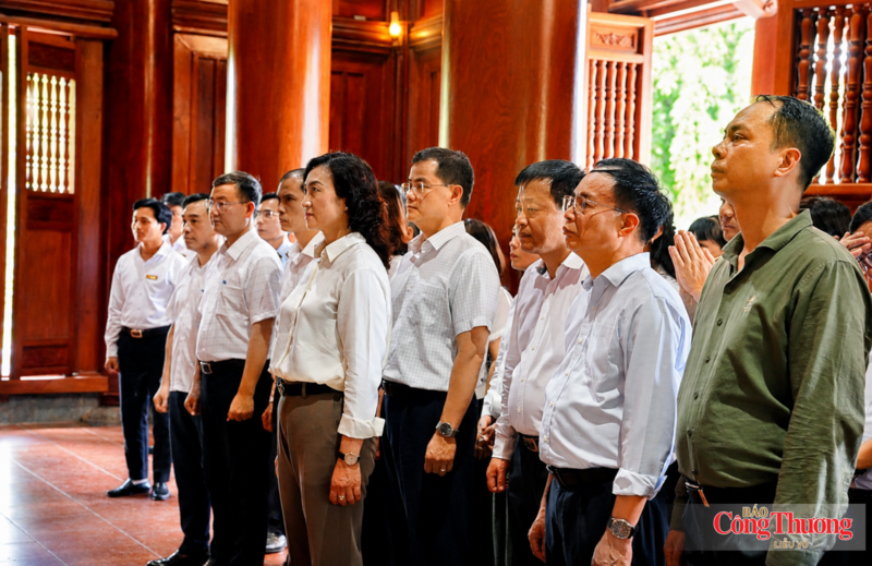 Đoàn công tác thành kính tưởng nhớ Chủ tịch Hồ Chí Minh