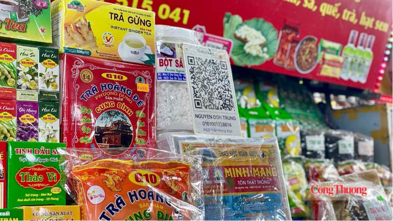 Các bảng mã thanh toán QR được đặt trước các sạp hàng, tạo sự thuận lợi cho người mua.