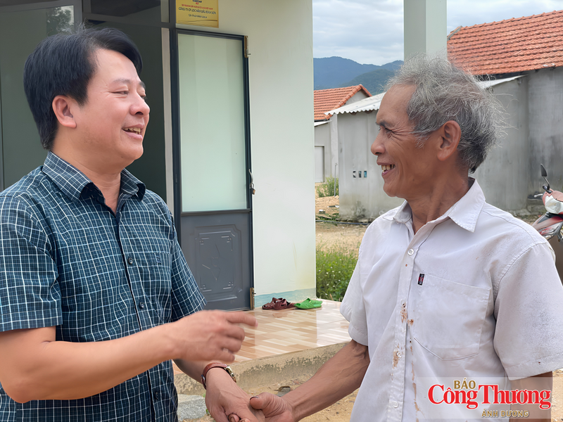 Sự gần gũi, chia sẻ và đồng hành cùng người dân chính là chìa khóa để vận động bà con rời núi trở về khu tái định cư. Trong ảnh: Phó Chủ tịch UBND xã Đông Trà Bồng Võ Sỹ Phi đang trao đổi với già làng Hồ Xuân Đến.