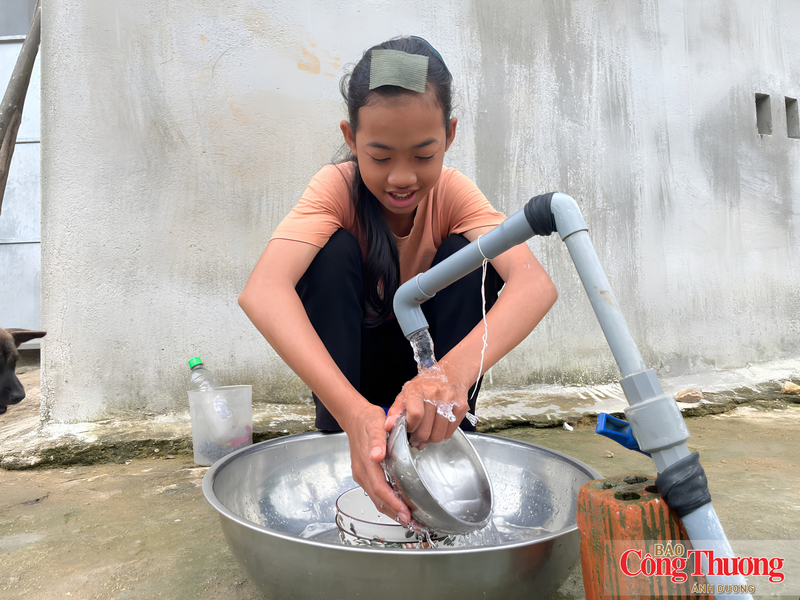 Hệ thống điện, nước sạch... được đầu tư đầy đủ. Đặc biệt là các em học sinh không phải băng rừng, lội suối để đi học nữa.