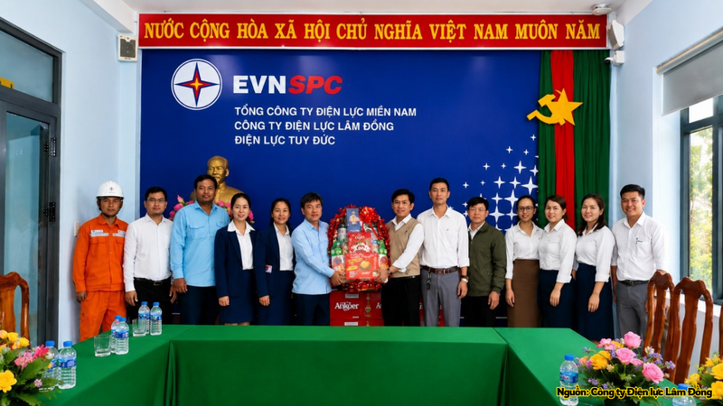 Điện lực Modulkiri thăm và chúc tết Điện lực Tuy Đức.