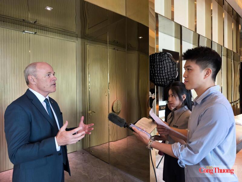 Phóng viên Báo Công Thương có cuộc phỏng vấn với Đại sứ Canada tại Việt Nam Jim Nickel. Ảnh: Thừa Ngọc