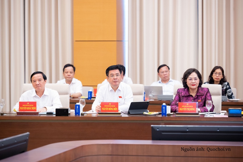 Các Phó Chủ tịch Quốc hội: Nguyễn Khắc Định, Nguyễn Hồng Diên, Nguyễn Thị Hồng và các đại biểu tham dự Hội nghị. Ảnh: Vũ Hiếu