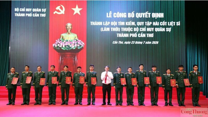 Trao quyết định cho các cán bộ, chiến sĩ tại buổi lễ