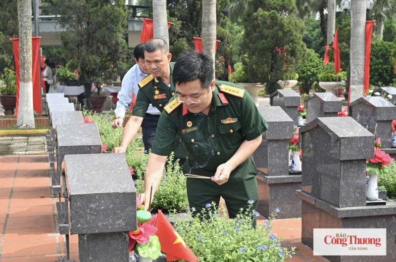 Các đại biểu thành kính thắp hương tưởng niệm các Anh hùng Liệt sĩ nhân kỷ niệm 79 năm Ngày Thương binh - Liệt sĩ.