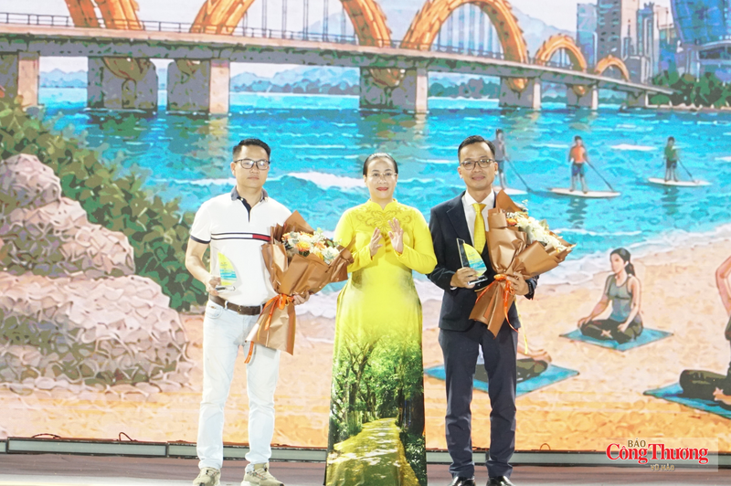 Lãnh đạo TP. Đà Nẵng tặng hoa, kỷ niệm chương tri ân các đơn vị doanh nghiệp đồng hành cùng Lễ hội.