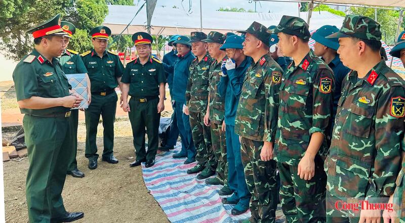 Tại thực địa nơi tìm kiếm, quy tập, Thiếu tướng Nguyễn Ngọc Ngân, Phó Chủ nhiệm Chính trị Quân khu 2 trao Quyết định thăng quân hàm sĩ quan năm 2026 cho cán bộ thuộc đội tìm kiếm, quy tập hài cốt liệt sĩ Bộ Chỉ huy quân sự tỉnh Lào Cai. Ảnh: NN
