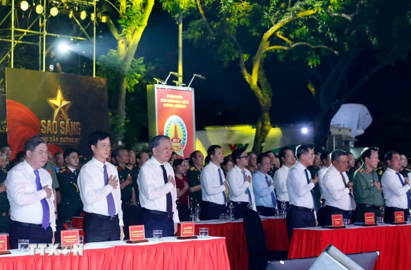 Tổng Bí thư, Chủ tịch nước Tô Lâm, Thủ tướng Lê Minh Hưng và các đại biểu tại điểm cầu Hà Nội. (Ảnh: Thống Nhất/TTXVN)