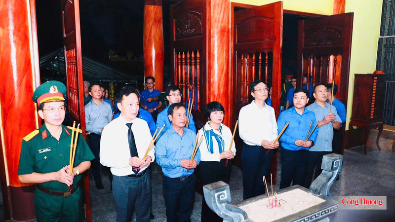 Các đồng chí lãnh đạo, đại biểu thành kính dâng hương tưởng niệm các anh hùng liệt sĩ tại nghĩa trang.