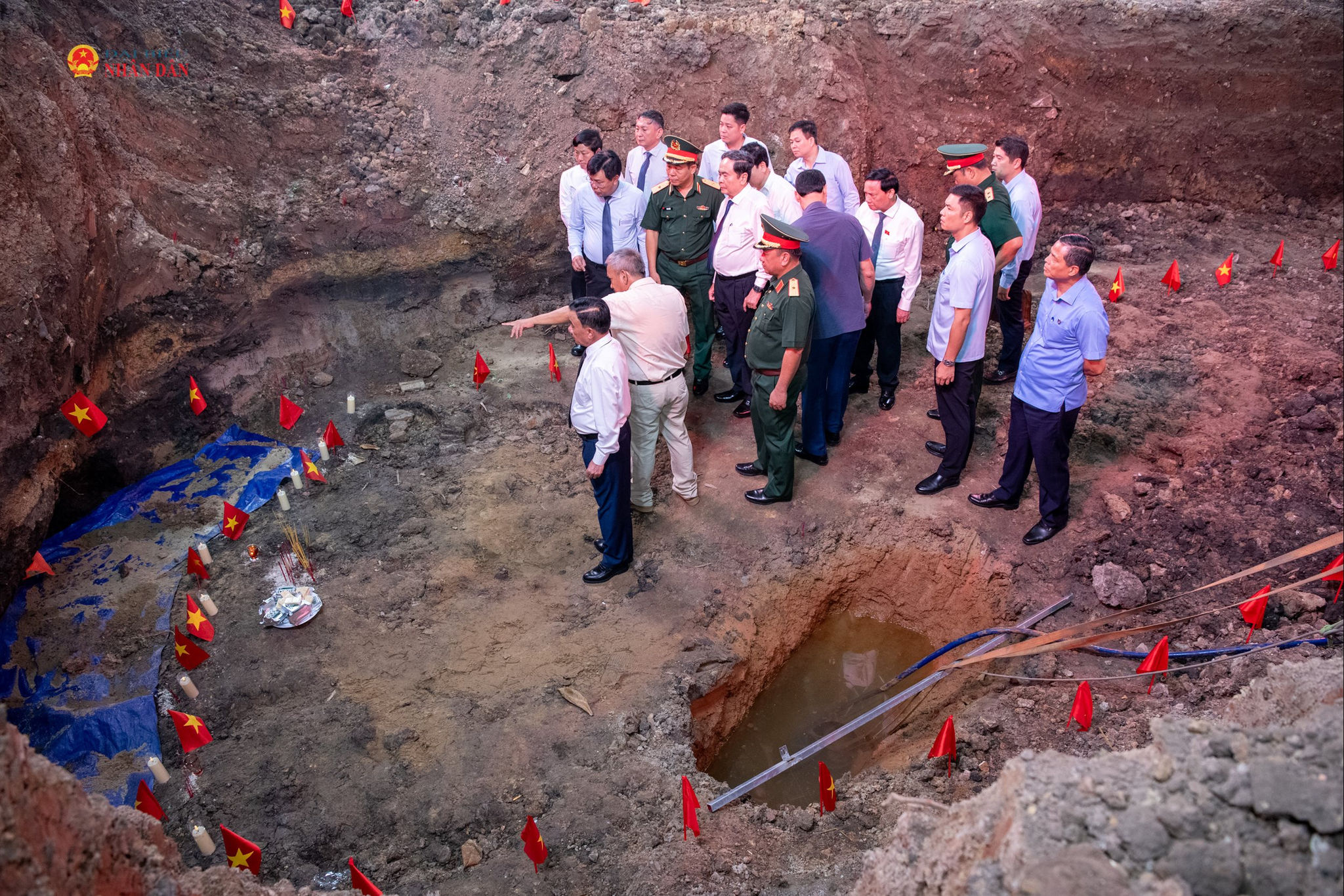 Chủ tịch Quốc hội Trần Thanh Mẫn kiểm tra tại vị trí tìm kiếm, quy tập hài cốt liệt sĩ và xác định danh tính hài cốt liệt sĩ tại công viên Lê Thị Riêng.