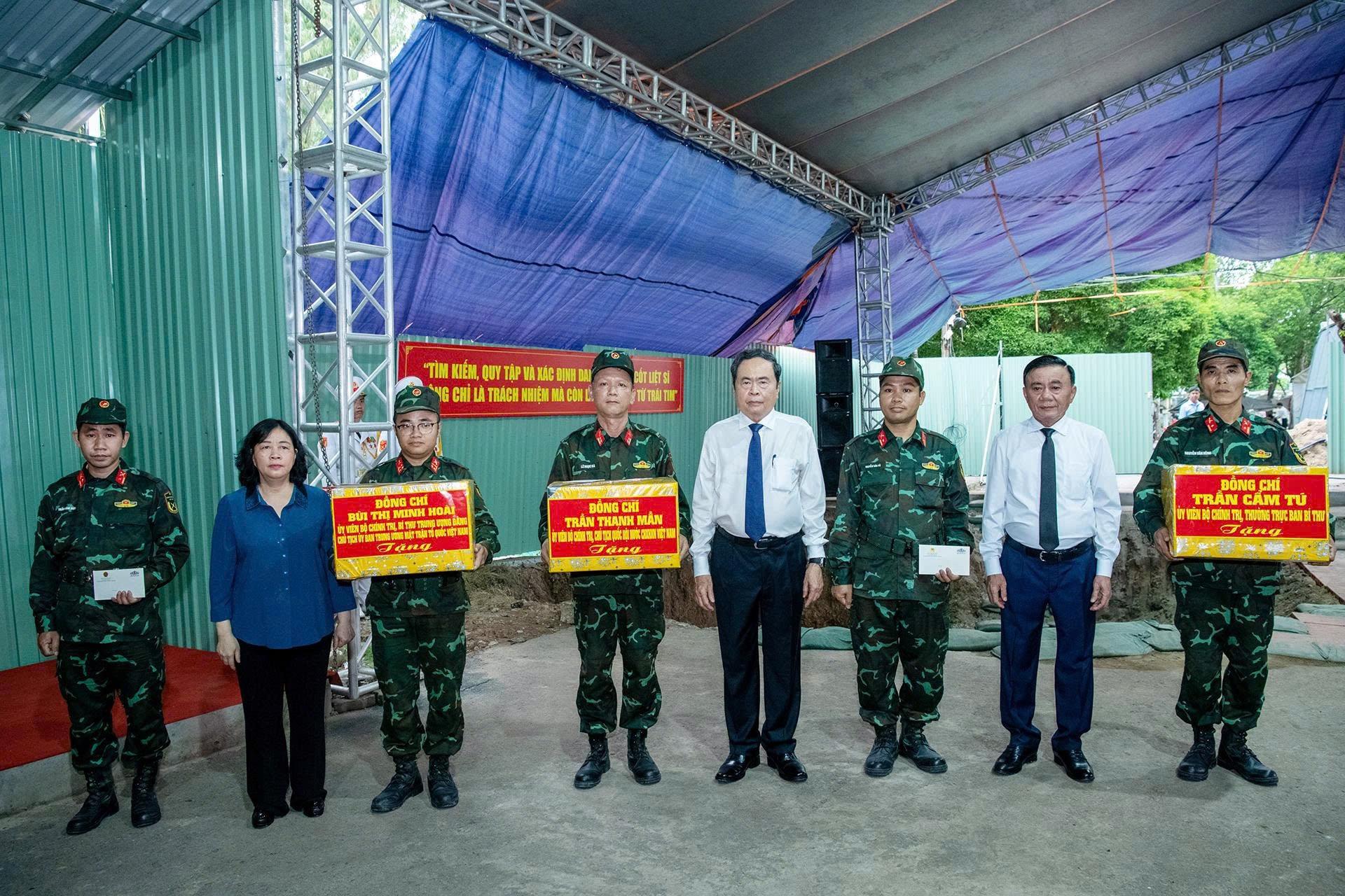 Chủ tịch Quốc hội Trần Thanh Mẫn, Thường trực Ban Bí thư Trần Cẩm Tú, Chủ tịch Ủy ban Trung ương MTTQ Việt Nam Bùi Thị Minh Hoài tặng quà cho các lực lượng làm nhiệm vụ tìm kiếm, quy tập hài cốt liệt sĩ và xác định danh tính hài cốt liệt sĩ tại công viên Lê Thị Riêng.