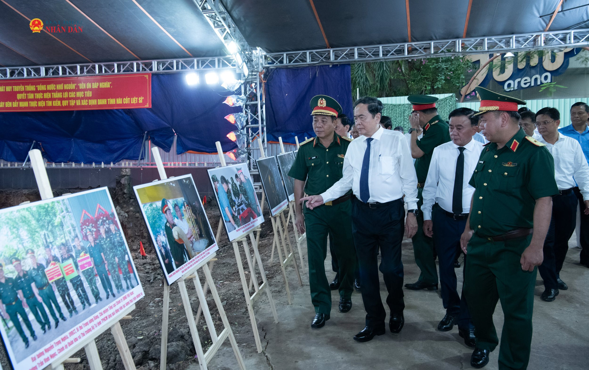 Chủ tịch Quốc hội Trần Thanh Mẫn nghe báo cáo công tác tìm kiếm, quy tập hài cốt các Anh hùng liệt sĩ tại công viên Lê Thị Riêng.