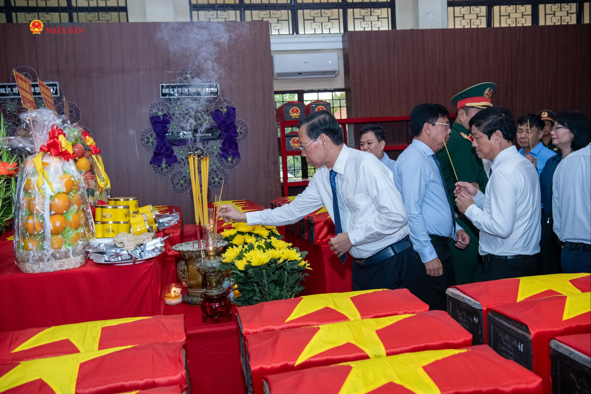 Chủ nhiệm Ủy ban Kinh tế và Tài chính Phan Văn Mãi dâng hương tại Nhà quàn hài cốt liệt sĩ.