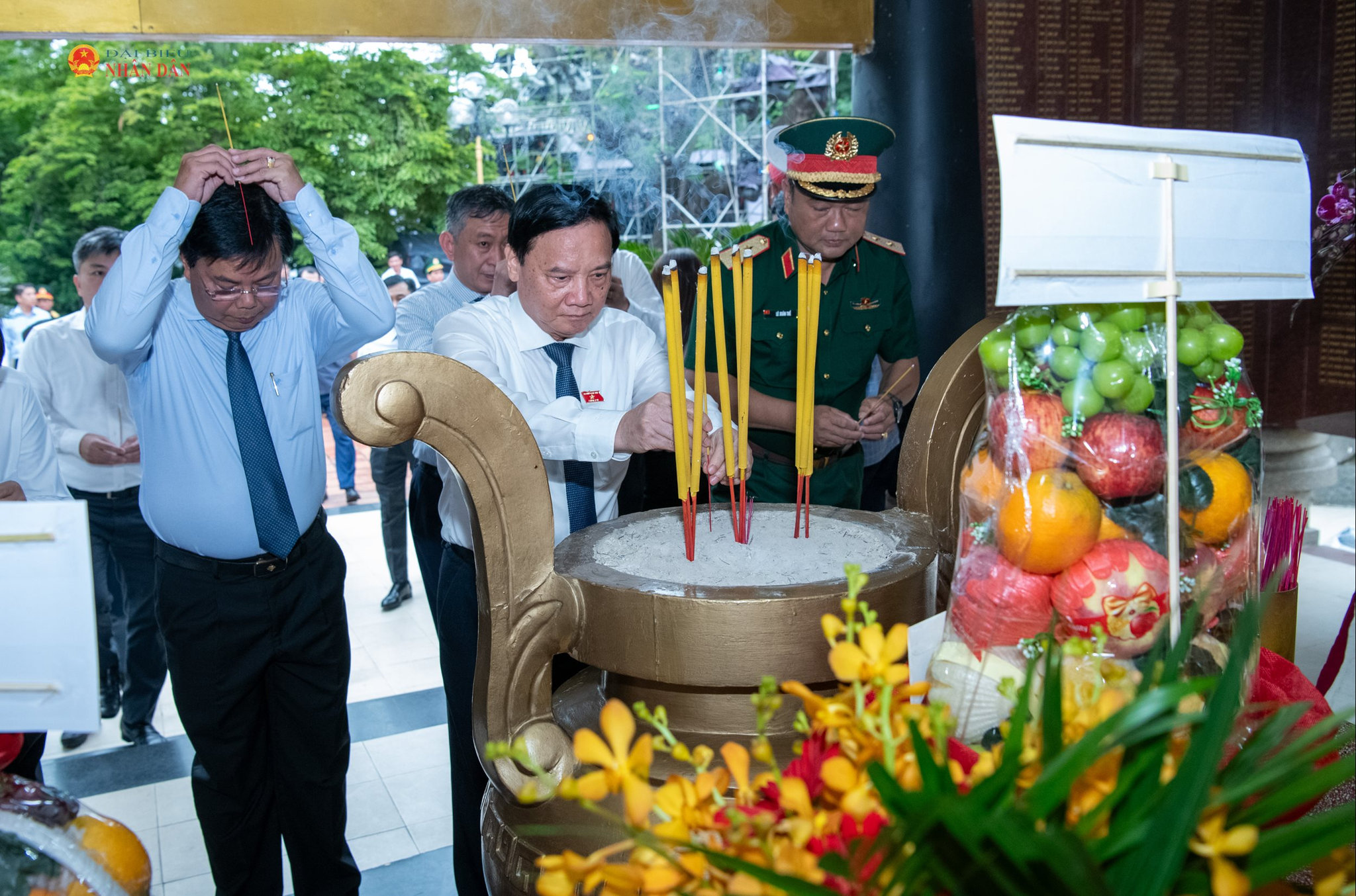 Phó Chủ tịch Quốc hội Nguyễn Khắc Định dâng hương tưởng niệm các Anh hùng liệt sĩ.