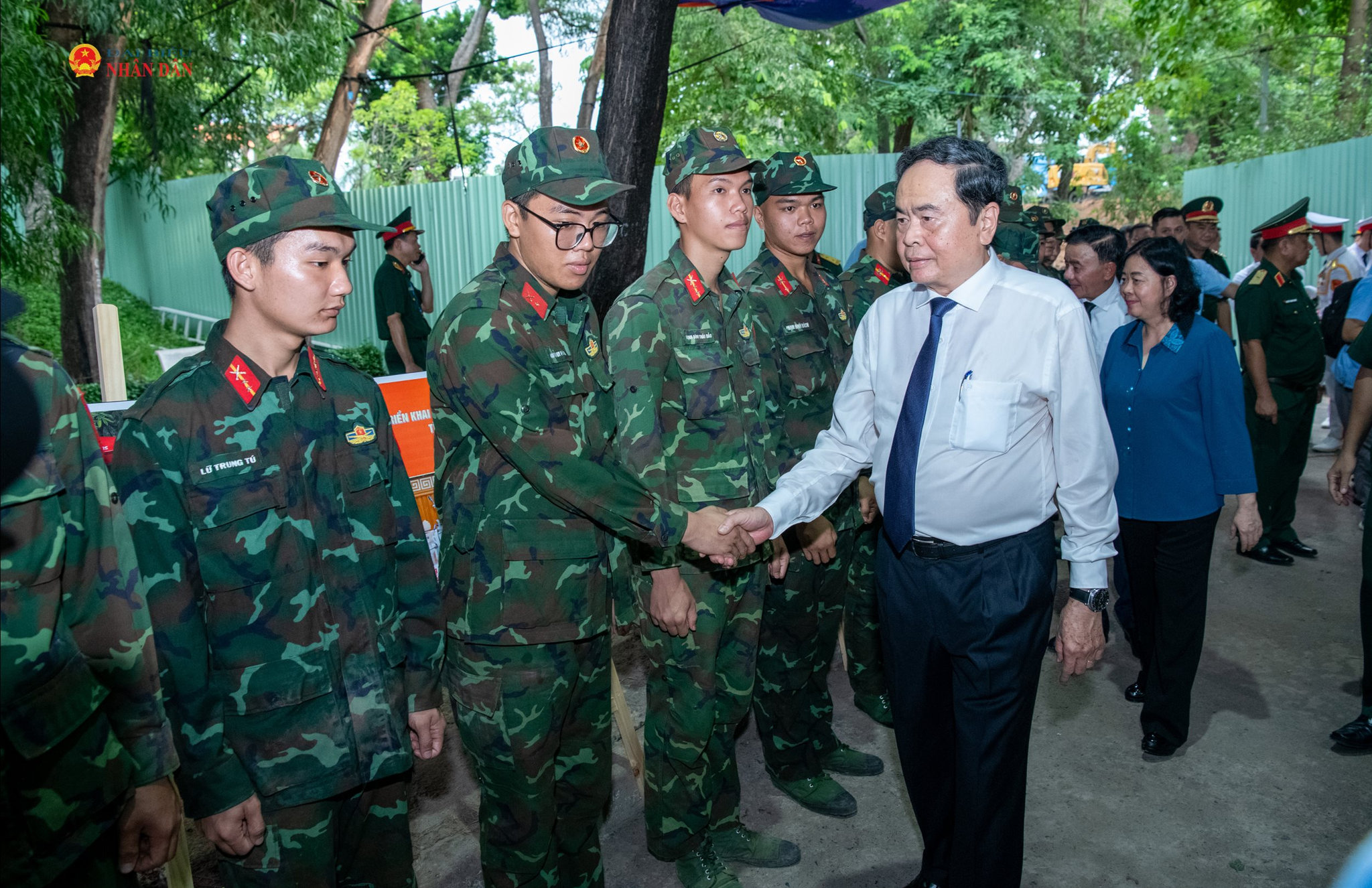 Chủ tịch Quốc hội Trần Thanh Mẫn thăm hỏi các lực lượng làm nhiệm vụ tìm kiếm, quy tập hài cốt liệt sĩ và xác định danh tính hài cốt liệt sĩ tại công viên Lê Thị Riêng.