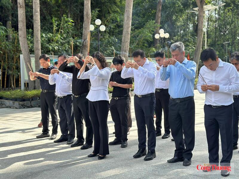 Bộ Công Thương dâng hương tưởng niệm các Anh hùng - Liệt sĩ tại TP. Hồ Chí Minh - 11