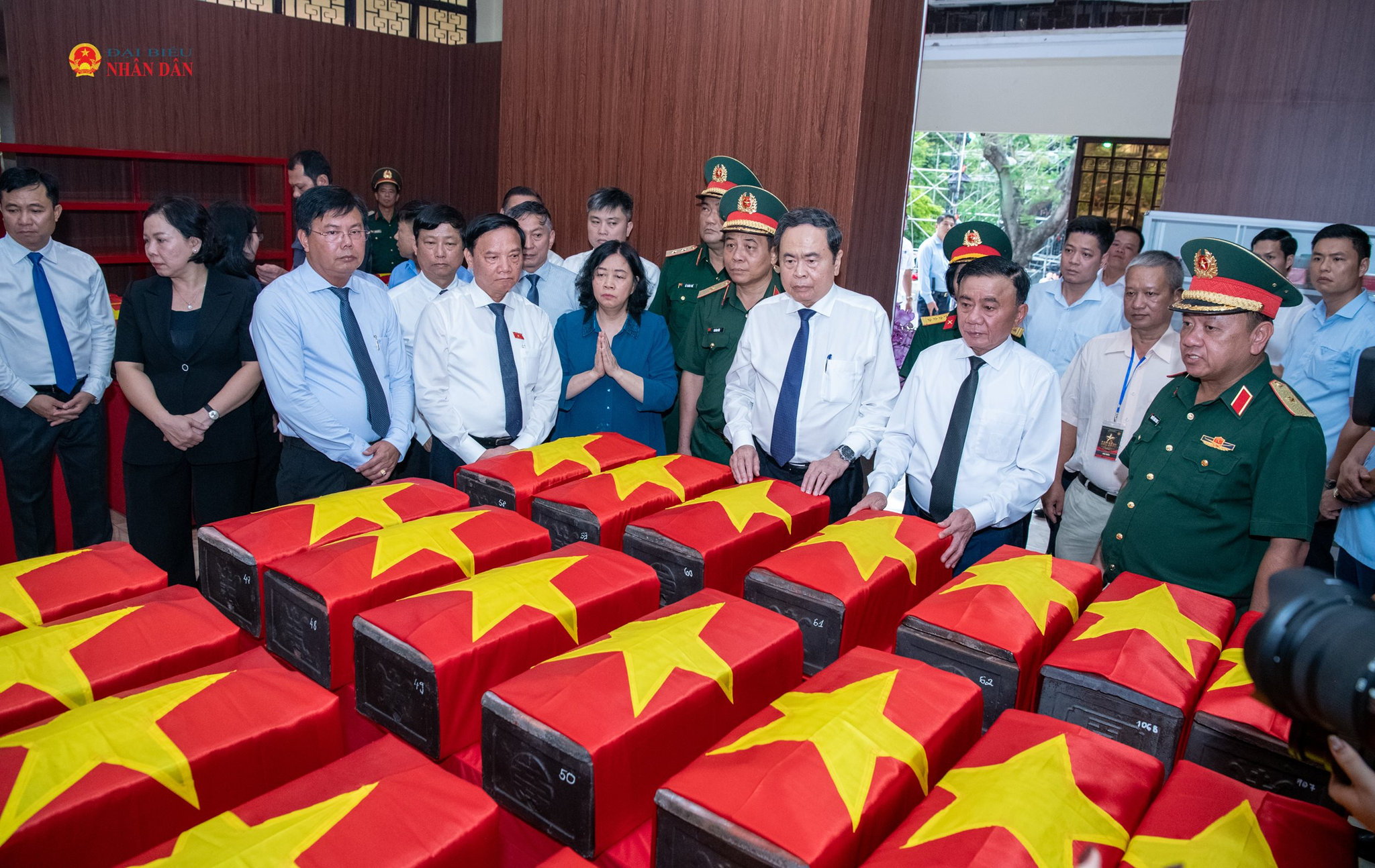 Chủ tịch Quốc hội Trần Thanh Mẫn và các đại biểu tại Nhà quàn hài cốt liệt sĩ.