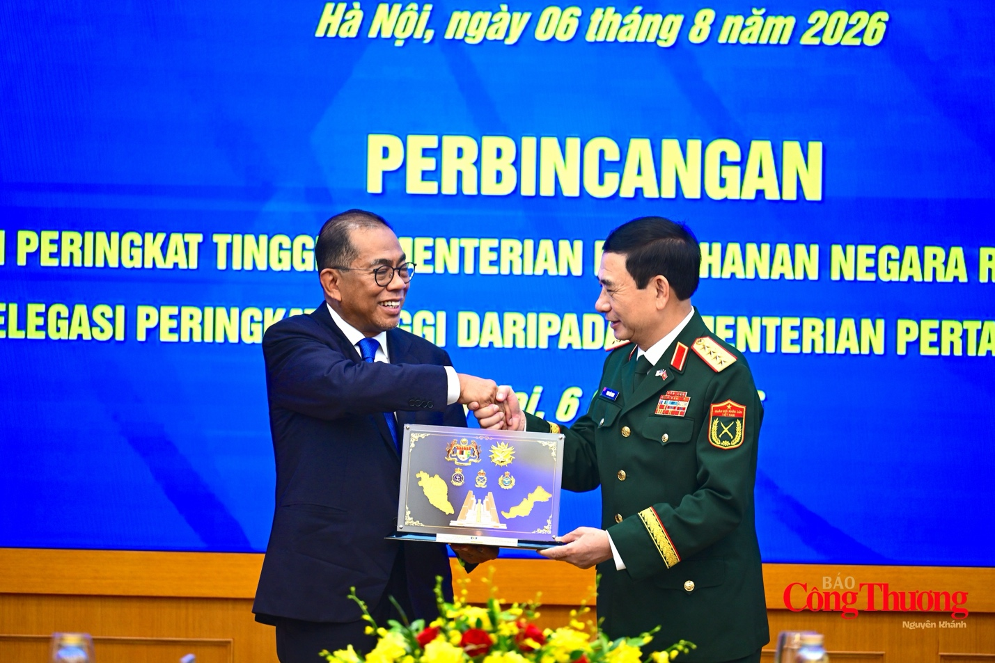 Bộ trưởng Quốc phòng Malaysia trao tặng biểu trưng Bộ Quốc phòng Malaysia tới Đại tướng Phan Văn Giang.