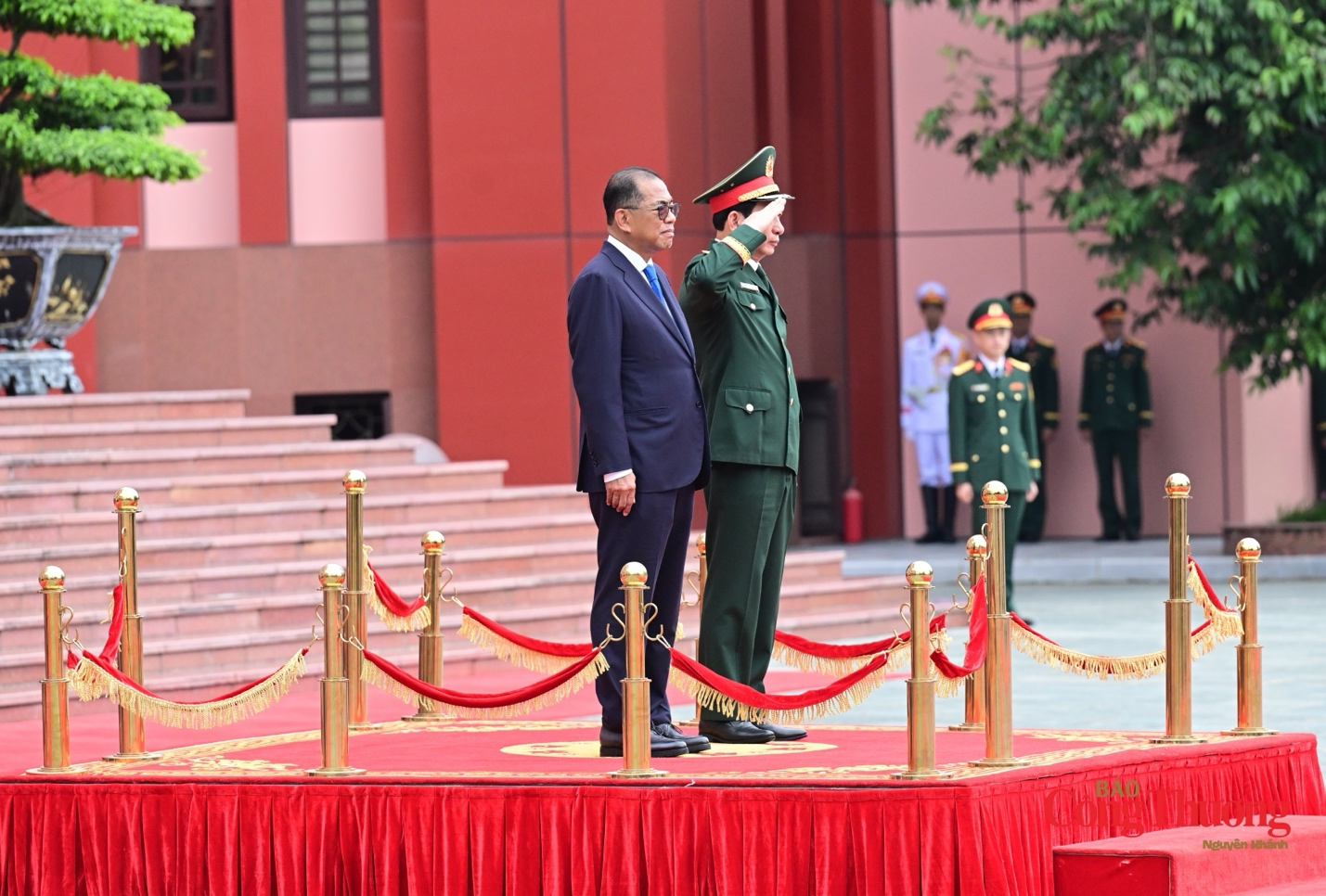 Đại tướng Phan Văn Giang chào theo nghi thức quân đội trong lễ đón Bộ trưởng Quốc phòng Malaysia.