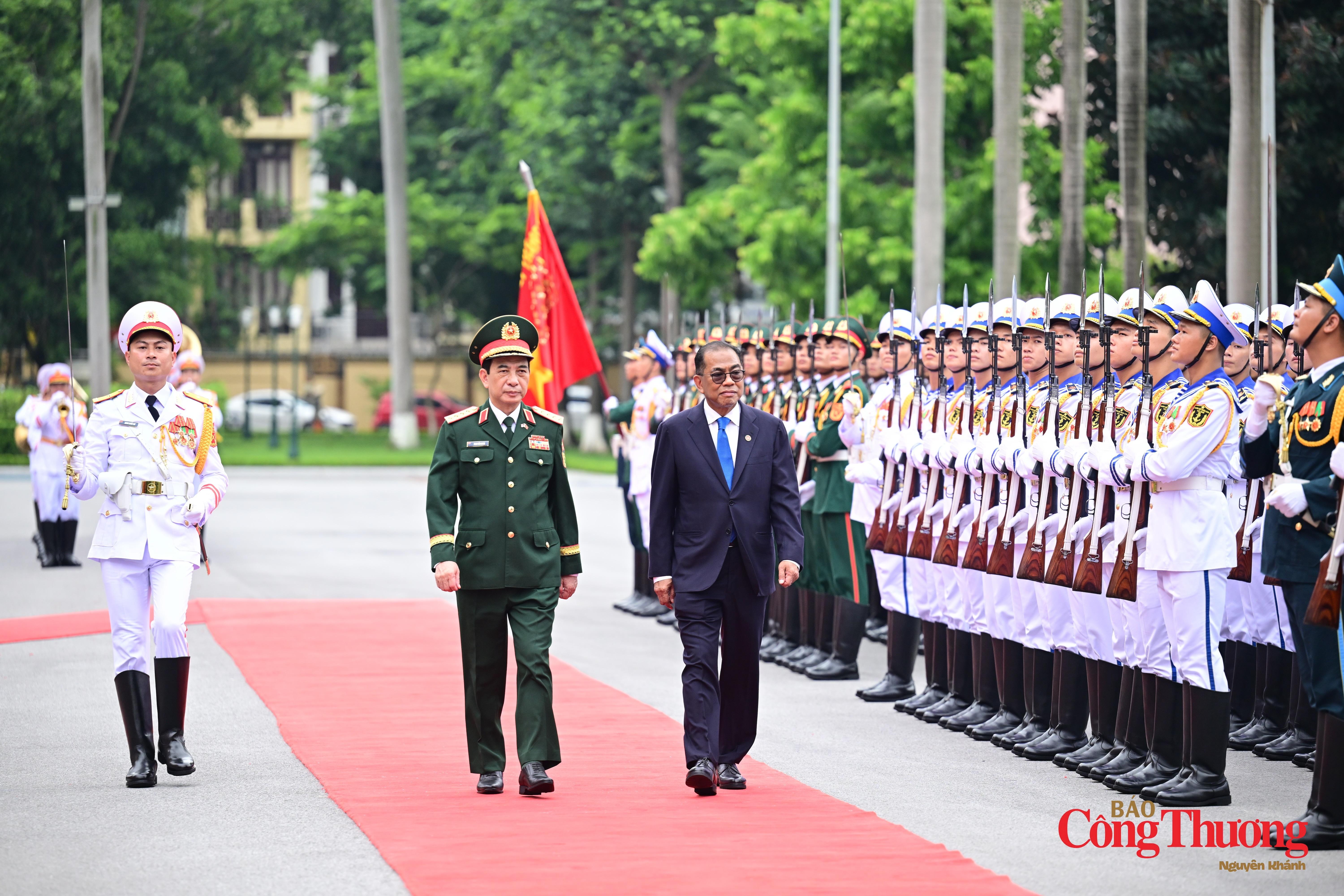 Bộ trưởng Quốc phòng Malaysia cùng Đại tướng Phan Văn Giang duyệt đội danh dự Quân đội nhân dân Việt Nam trong lễ đón chính thức.