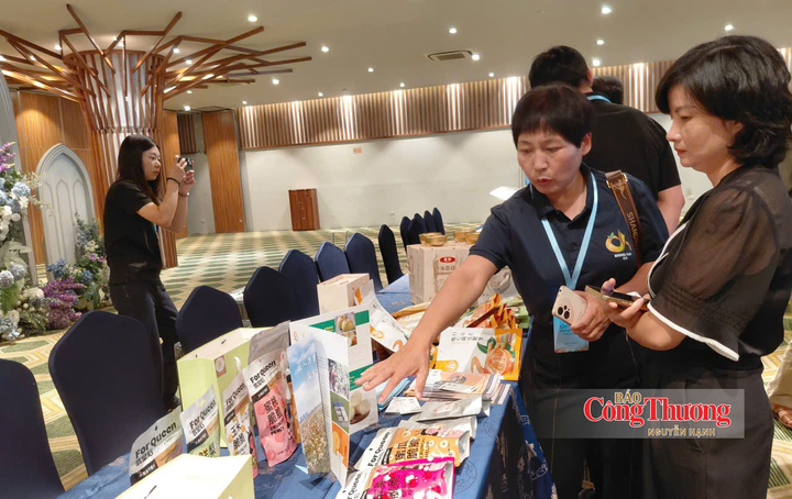 Các doanh nghiệp Hà Bắc giới thiệu nhiều sản phẩm nông nghiệp và thực phẩm chế biến.