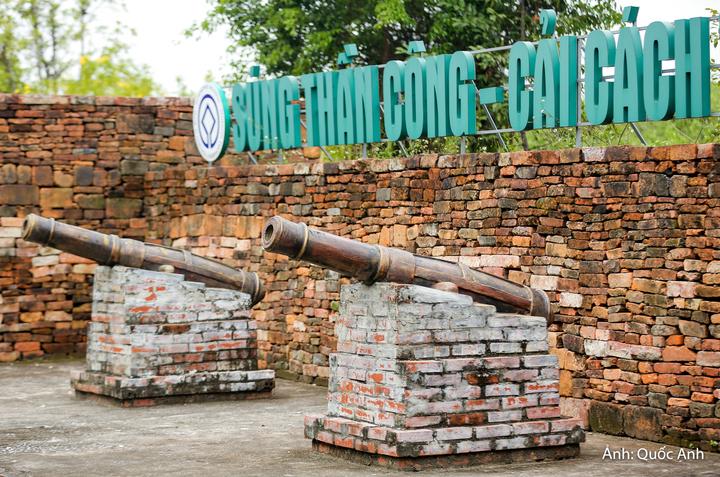 Súng thần công được trưng bày tại Thành Nhà Hồ.