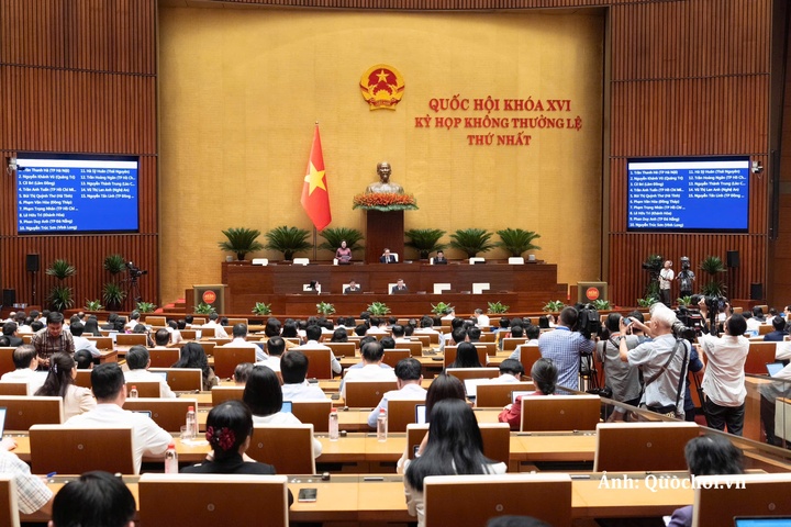 Phó Chủ tịch Quốc hội Nguyễn Thị Hồng điều hành phiên thảo luận.
