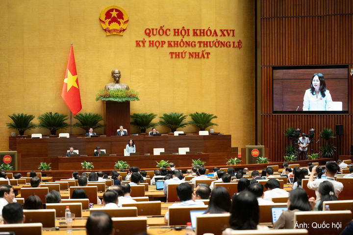 Bộ trưởng Bộ Văn hóa, Thể thao và Du lịch Lâm Thị Phương Thanh giải trình, làm rõ về dự thảo Nghị quyết.