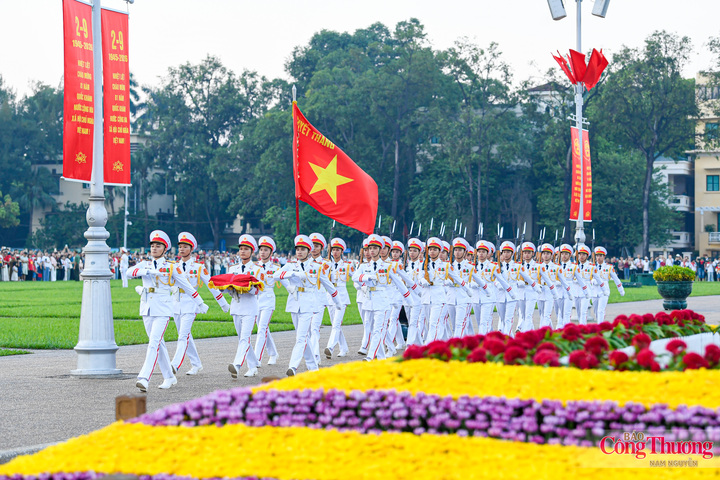 Vào lúc 5h45' sáng, Đội hình thực hiện lễ thượng cờ tiến vào lễ đài. Đội hình thực hiện lễ Chào cờ gồm 34 tiêu binh tượng trưng cho 34 chiến sĩ đầu tiên của Đội Việt Nam tuyên truyền giải phóng quân, tiền thân của Quân đội Nhân dân Việt Nam