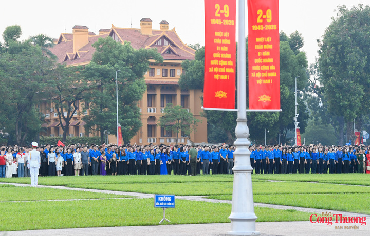 Đông đảo người dân có mặt để chứng kiến lễ thượng cờ ngày Quốc Khánh 2/9đầy ý nghĩa này.