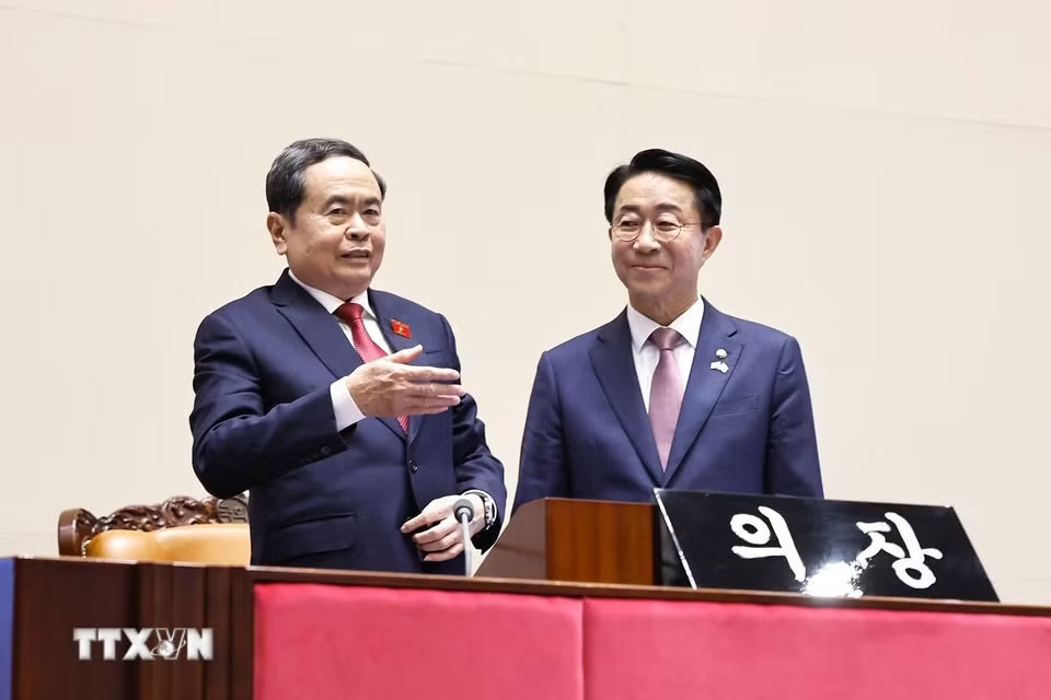 Chủ tịch Quốc hội Trần Thanh Mẫn cùng Chủ tịch Quốc hội Hàn Quốc Cho Jeong Sik tham quan phòng họp của Quốc hội Hàn Quốc. Ảnh: Doãn Tấn/TTXVN