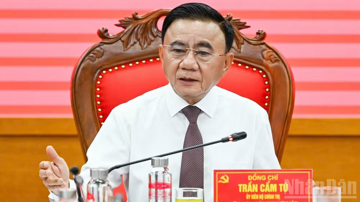 Đồng chí Trần Cẩm Tú, Ủy viên Bộ Chính trị, Thường trực Ban Bí thư, Bí thư Đảng ủy các cơ quan Đảng Trung ương có buổi làm việc với Đảng ủy Học viện Chính trị quốc gia Hồ Chí Minh. Ảnh: Duy Linh