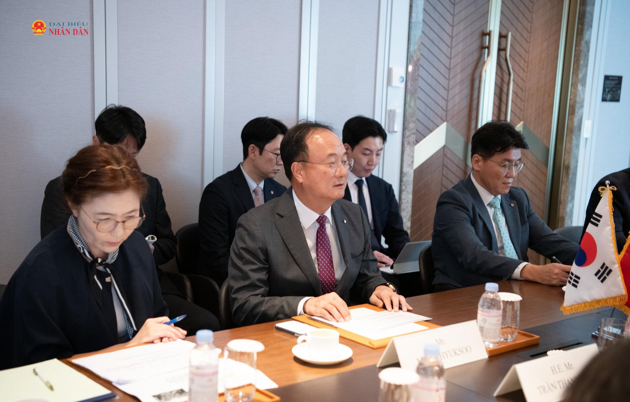 Giám đốc điều hành LG Moon Hyuk-soo phát biểu tại cuộc tiếp.