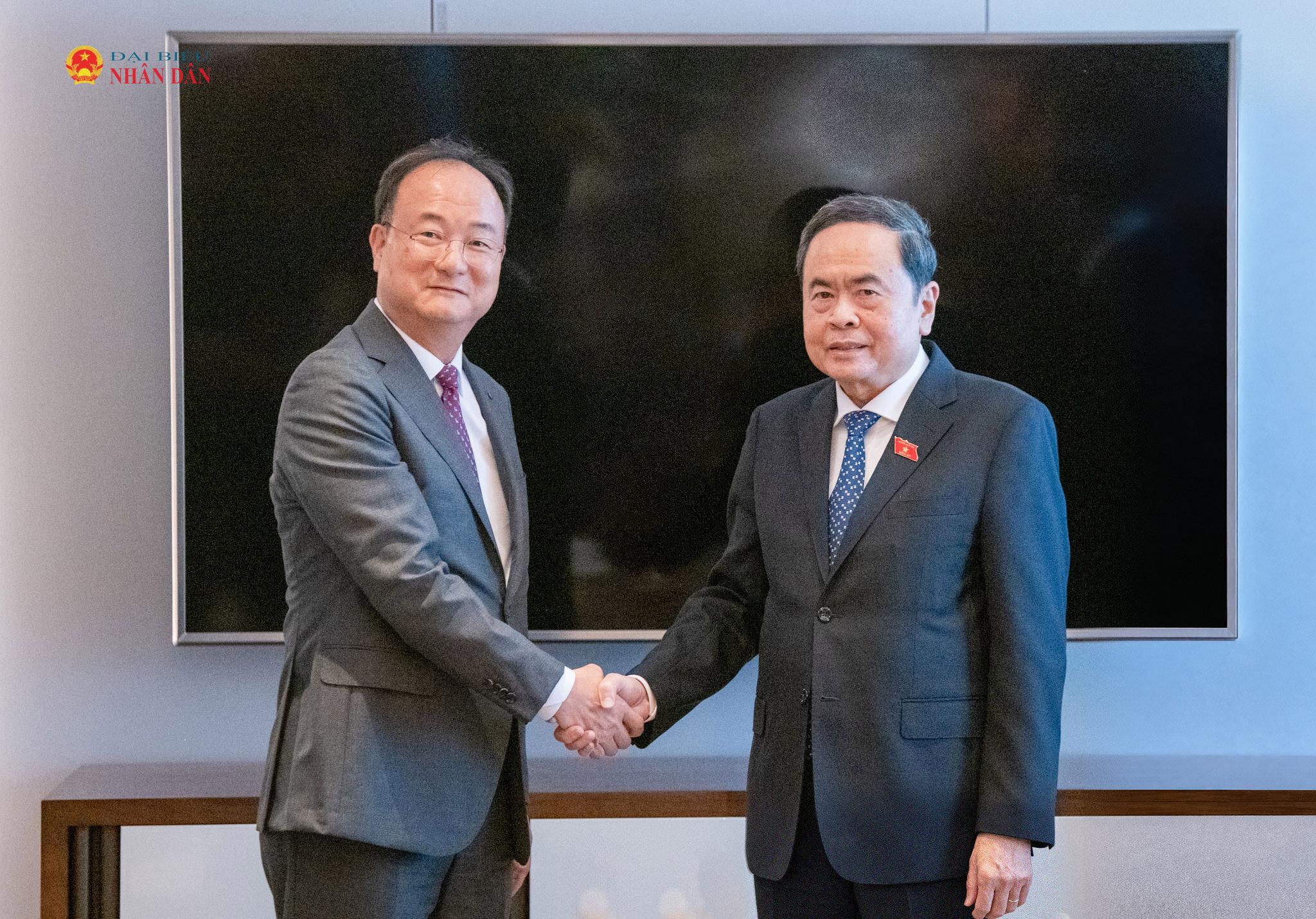 Chủ tịch Quốc hội Trần Thanh Mẫn tiếp Giám đốc điều hành LG Moon Hyuk-soo.