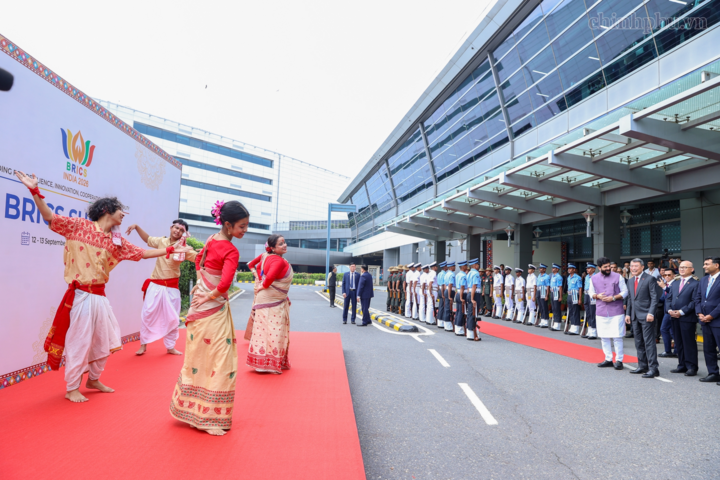 Chương trình văn nghệ chào đón Thủ tướng Chính phủ Lê Minh Hưng tại sân bay - Ảnh: chinhphu.vn/Nhật Bắc